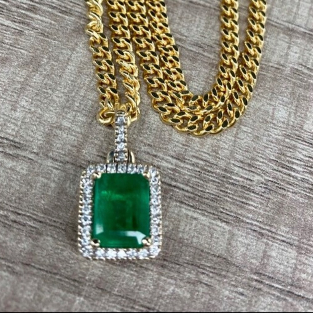 Emerald pendant and diamond